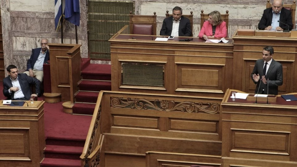 Σύγκρουση Τσίπρα-Μητσοτάκη σήμερα στη Βουλή σε μία εφ’ όλης της ύλης «μάχη»